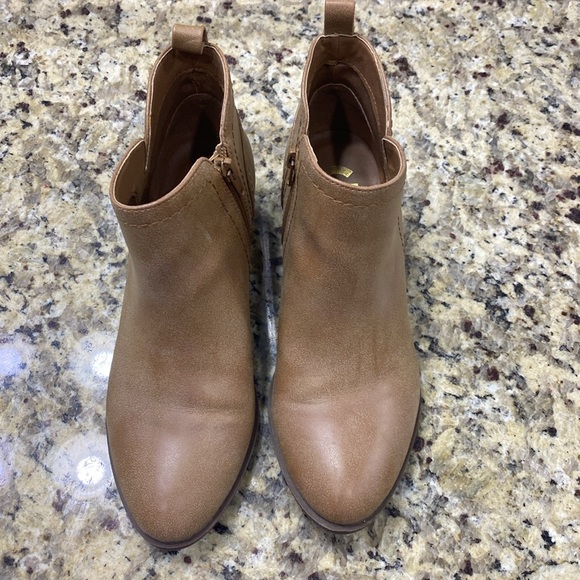 Guess light brown ankle boots - Picture 2 of 3